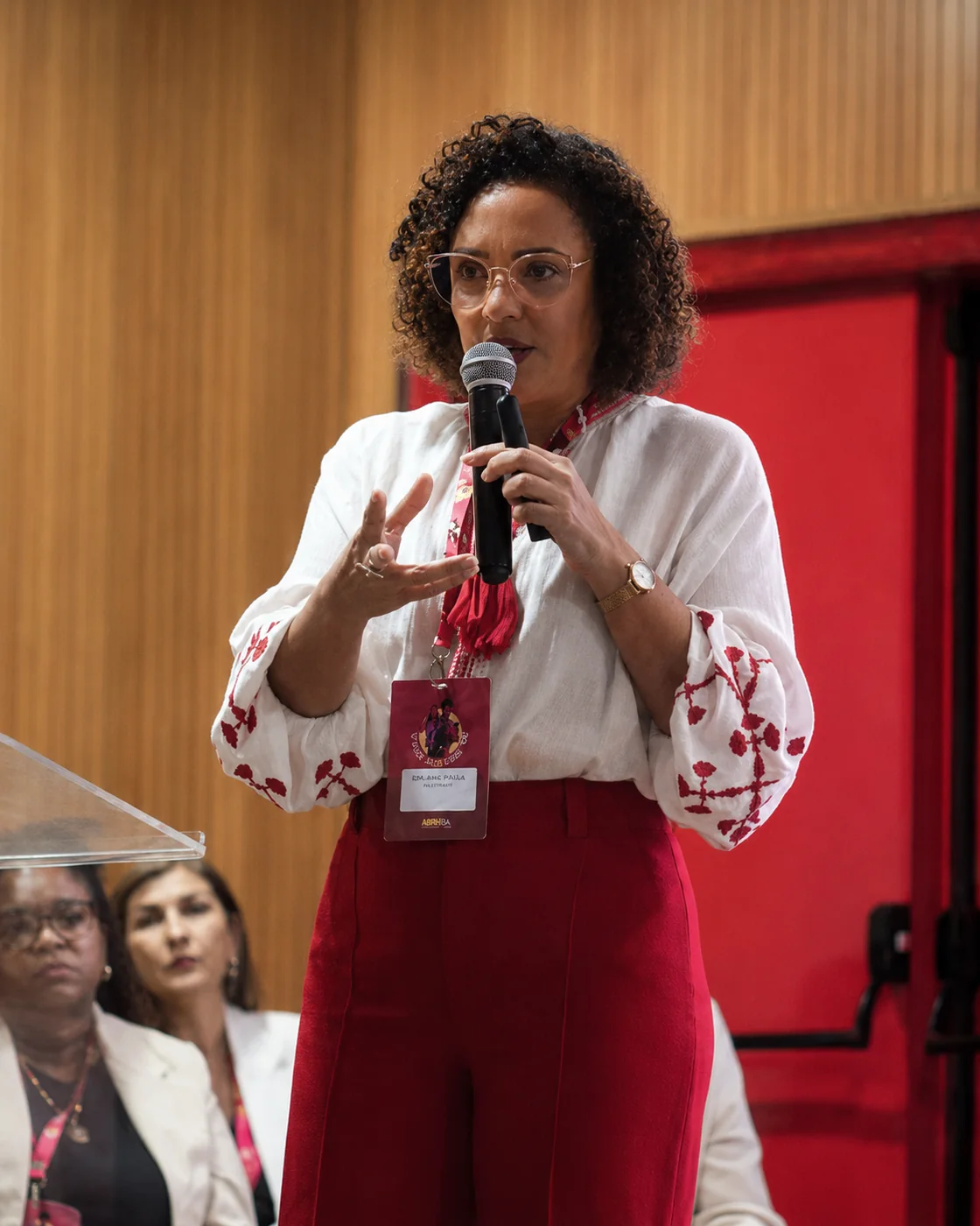 Dra. Ana Paula Teixeira palestrando ao microfone em evento da ABRH-BA